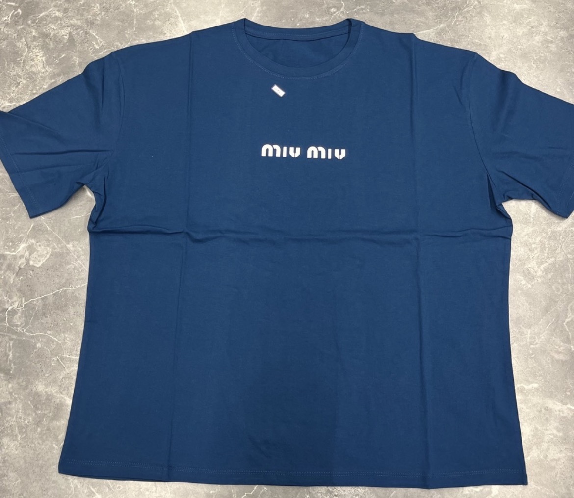 تیشرت باکسی MIU MIU ایراد: سوزن شکستگی جلوی استین تیشرت تیشرت باکسی MIU MIU ایراد: سوزن شکستگی جلوی استین تیشرت